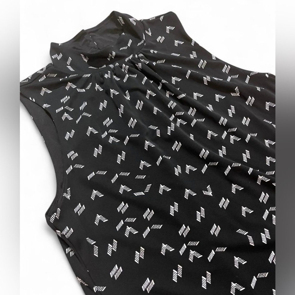 White House Black Market Black and White Geometric Blouse Goth Grunge Feminine - Picture 2 of 8